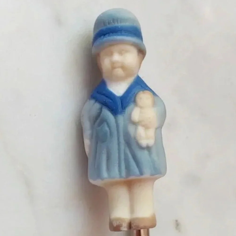 Vintage Hat‎ Pin Brooch Art Deco 1920's 1930's Ceramic Girl Cloche Hat Coat Doll